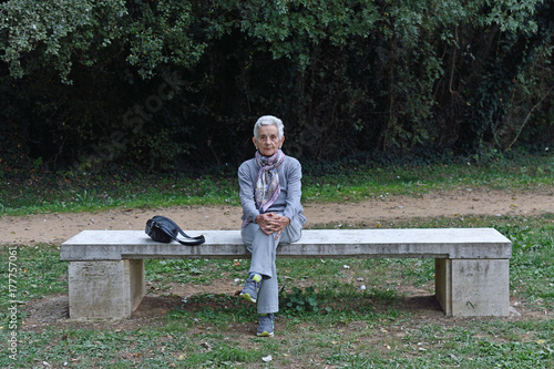 Zdjęcie XXL starszy kobieta siedzi samotnie na ławce w parku
