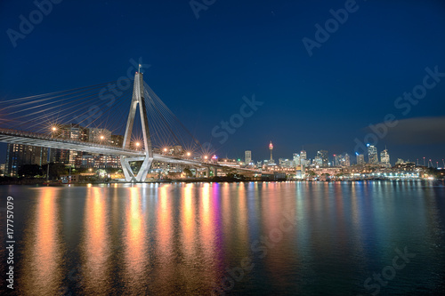 nocny-widok-na-anzac-bridge-most-w-sydney