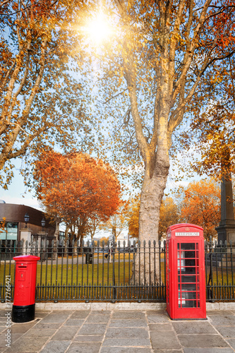 Fotografie, Obraz London im Herbst: klassisch rote Telefonzelle und Briefkasten