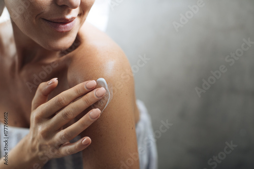 Fotografía Woman Applying Moisturising Creme on Her Body