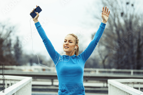 Zdjęcie XXL Kobieta ćwiczy na moscie