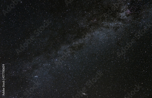 Zdjęcie XXL Constellation Cassiopeia w paśmie galaktyki Drogi Mlecznej z galaktyką Andromedy widoczną w pobliżu dolnej krawędzi
