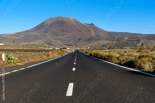 Fototapeta pusta droga na Lanzarote i wulkan tle, Wyspy Kanaryjskie, Hiszpania