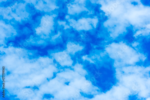 Plakat Błękitne niebo ma białe chmury.