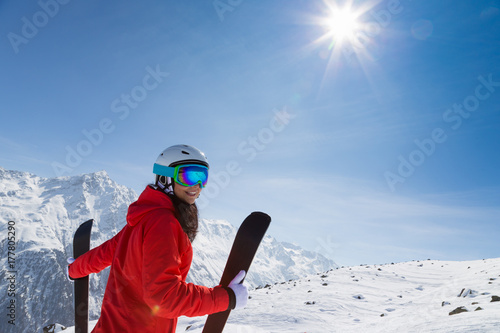 Plakat Piękna brunetki kobieta z nartą