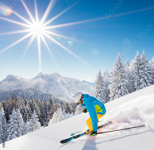 Zdjęcie XXL Narciarz narty zjazd w wysokich górach