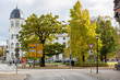 Herbstlandschaft in der Stadt - Bäume mit bunten Blättern