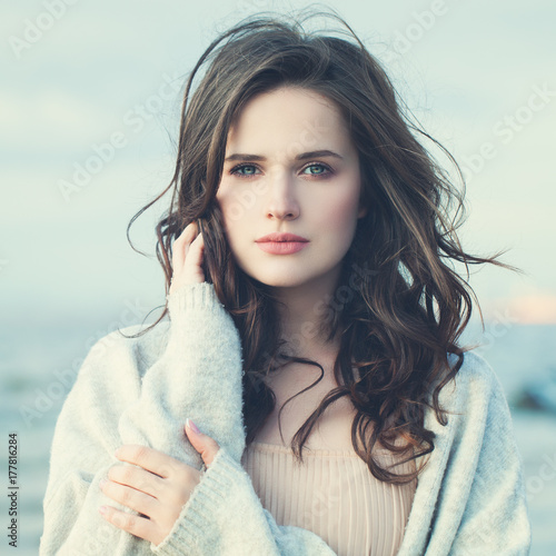 Plakat Młoda Kobieta Brunetka Model Marzy Outdoors, Portret