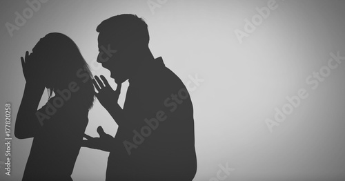 Fotomural grey background with shouting fighting parents silhouette