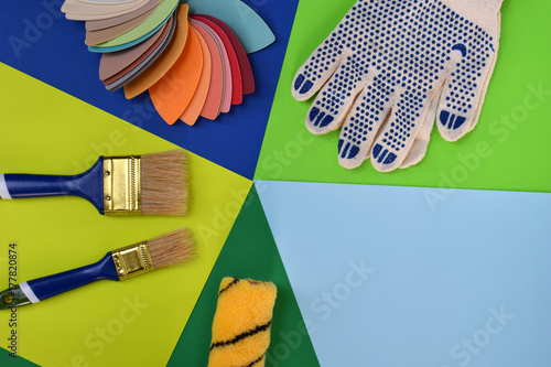 Plakat Zestaw narzędzi do budowy i leczenia na kolorowe tło: taśma pomiarowa, szczotki, rękawice. Nowoczesny styl awangardowy