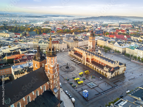 Plakat Piękny historyczny targowy rynek przy wschodem słońca, Krakow, Polska