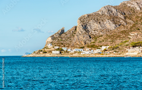 Fototapeta Widok Levanzo wyspa w morzu śródziemnomorskim za zachód od Sicily, Trapani, Włochy