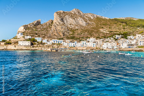 Fototapeta Widok Levanzo wyspa w morzu śródziemnomorskim za zachód od Sicily, Trapani, Włochy
