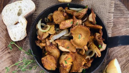 Canvas Print - Portion of rotating fried Chanterelles (in a pan) as 4K UHD footage (not loopable)