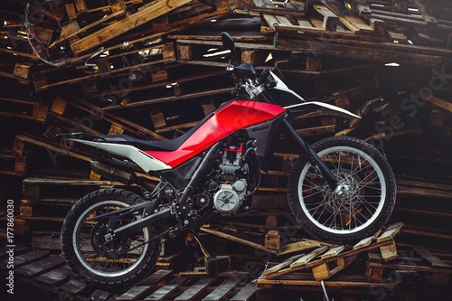 Zdjęcie XXL motocykl enduro na drewnianych paletach, wolność i ekstremalność