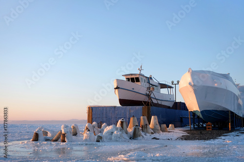 Zdjęcie XXL Łodzie pokryte zimą w lodzie
