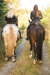 Zwei Reiterinnen in Herbstwald