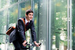 Junger Arbeitnehmer pendelt zum Büro mit dem Fahrrad