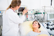 © Kzenon - Ärztin in Intensivmedizin überprüft Werte einer Patientin