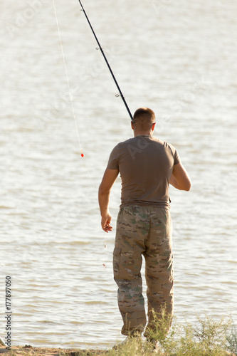 Zdjęcie XXL rybak z wędką na rzece
