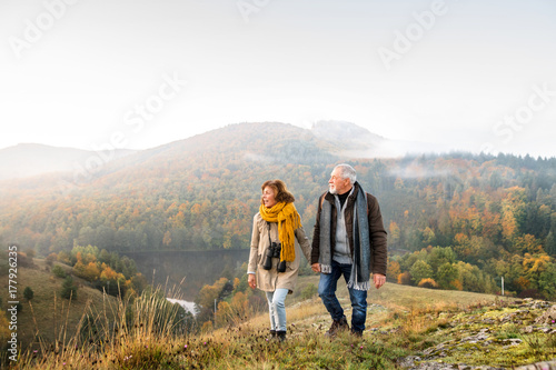 Cuadros en Lienzo Senior couple on a walk in an autumn nature.