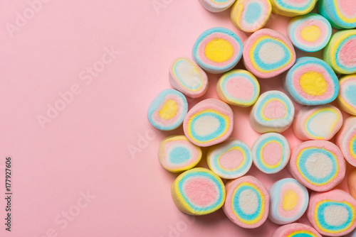 Zdjęcie XXL Minimalne płaskie położenie. Odgórny widok pastelowi marshmallows na pinkbackground.