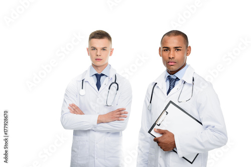 Plakat wieloetniczne męskie lekarze ze stetoskopami