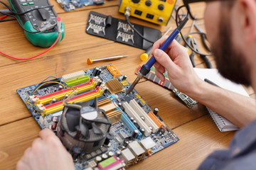 Aufkleber - Repairman soldering computer circuit in workshop