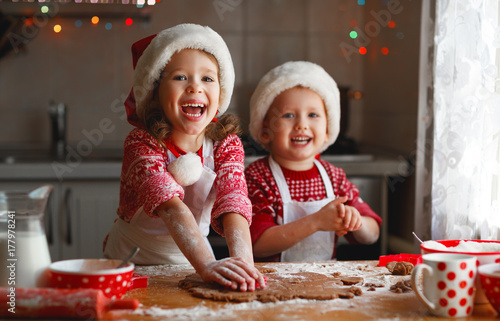 Plakat szczęśliwe dzieci upieczą ciasteczka świąteczne