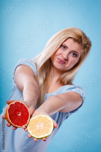 Plakat Kobieta trzyma grejpfrut owoców cytrusowych w ręce