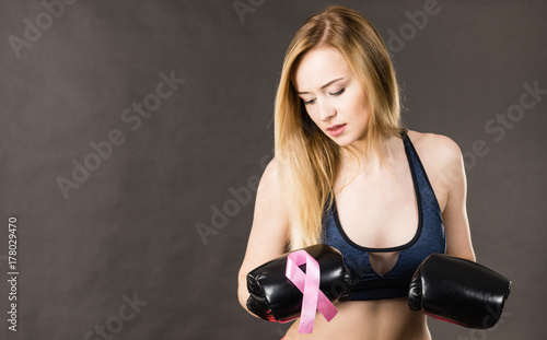 Zdjęcie XXL Kobieta jest ubranym bokserskie rękawiczki ma różowego faborek