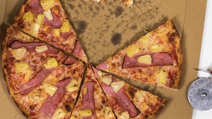 Canvas Print - Eating a fresh homemade Hawaiian pizza in 4K UHD (stop motion)