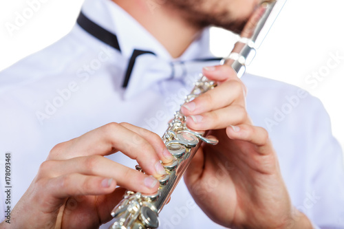 Plakat Ręki młody człowiek bawić się flet