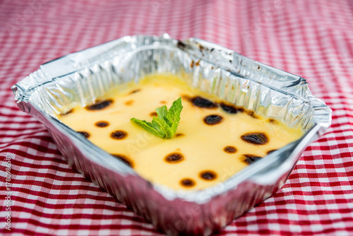 Zdjęcie XXL Francuski deser Creme brulee gotowy do jedzenia