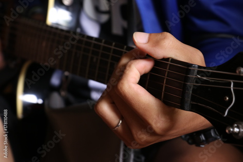Plakat Grać na gitarze