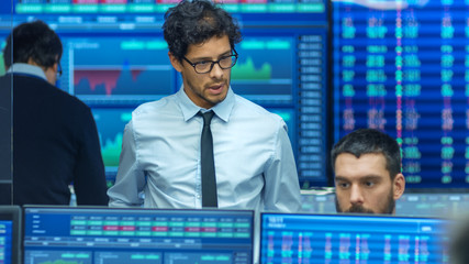 Aufkleber - Stock Trader Inspects Others Work and Chat with Other. Busy Office with Multi-Ethnic Team of Brokers, Dealers. Displays Show Numbers and Infographics.