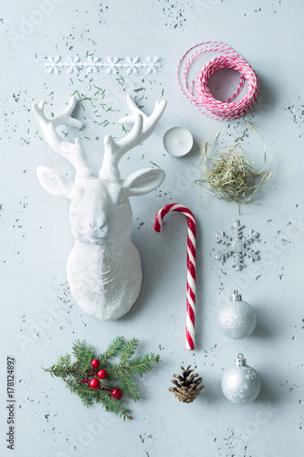 Zdjęcie XXL Dekoracje świąteczne na szaro - deska nastrój zimowy