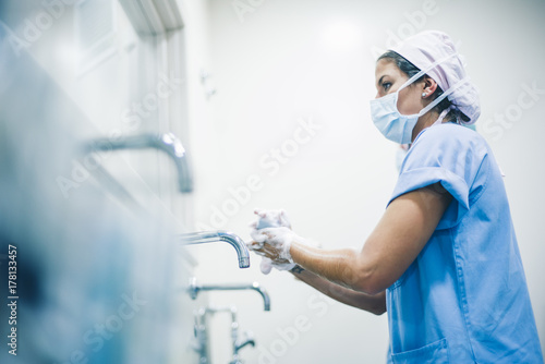 Cuadros en Lienzo Doctors washing hands before operation