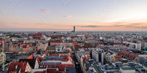 Plakat Widok na powietrze na starym mieście we Wrocławiu wieczorem z wieży kościoła św. Elżbiety. Polska.