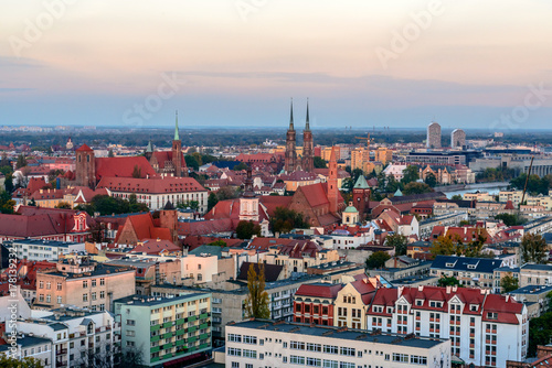 Plakat Widok na powietrze na starym mieście we Wrocławiu wieczorem z wieży kościoła św. Elżbiety. Polska.