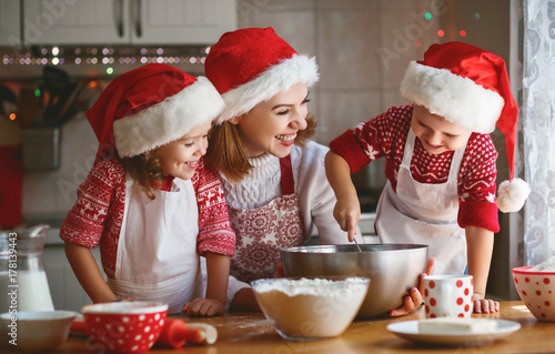 Zdjęcie XXL szczęśliwa rodzina matka i dzieci piec ciasteczka na Boże Narodzenie