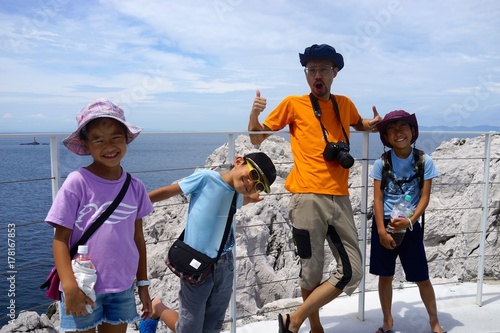 Fotografie, Obraz 家族写真 4人家族 アジア人 父子 子供達 親子 山頂 夏休み 幸せ 子育て 和歌山 白崎海洋公園 日本のエーゲ海 海辺