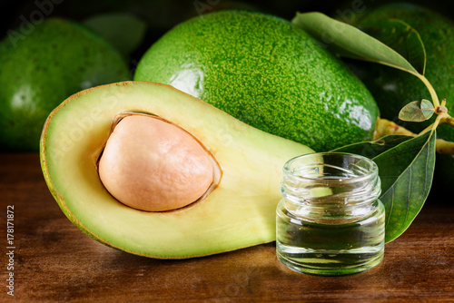 Plakat Zbliżenie widok świeży avocado i naturalny avocado olej