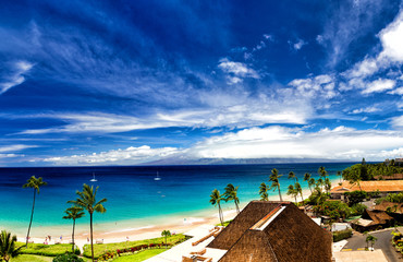 Sticker - Blick über den Strand von Kaanapali Beach auf Maui über das Meer auf die Insel Molokai in Hawaii, USA.