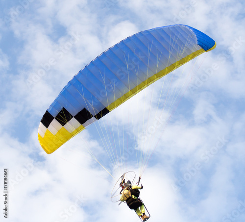 Plakat ekstremalny spadochron sportowy na niebie