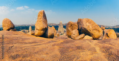 Zdjęcie XXL Widok &quot;Śri Virupaksha Temple&quot; - starożytna hinduska świątynia poświęcona Panu Shivie. Hampi, Karnataka, Indie