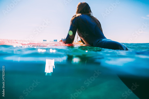 Zdjęcie XXL Surfingowiec kobieta relaksuje na surfboard w oceanie. Surfer i ocean