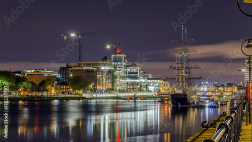 Plakat Dublin, Republika Irlandii, nocny widok Custom House, Tall Ships, Sean O&#39;Casey Bridge over the River Liffey