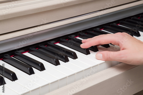 Zdjęcie XXL Ręka kobiety gra na pianinie. Ścieśniać. Koncepcja muzyki klasycznej.