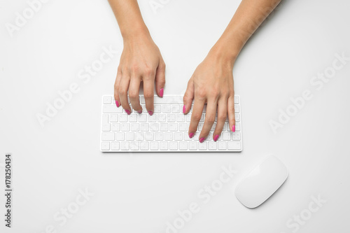 Plakat Ręce kobiety na klawiaturze